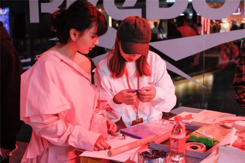 Reenok Instapump Fury 25 周年的陈列设计真有意思