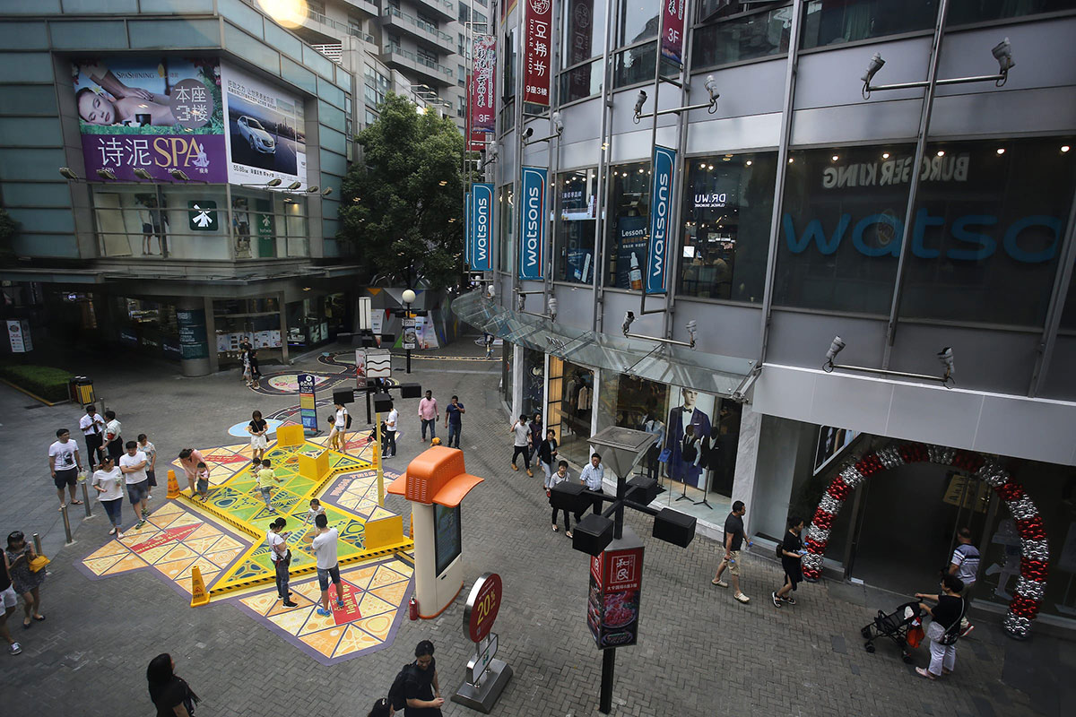 商场美陈Triangle Tango让游客停驻,强化了与家人朋友的互动