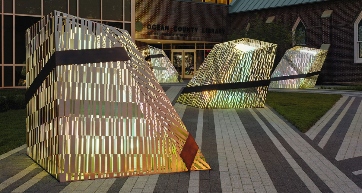 这些条码的美陈设计不但会发光,还有城市地标的意义所在