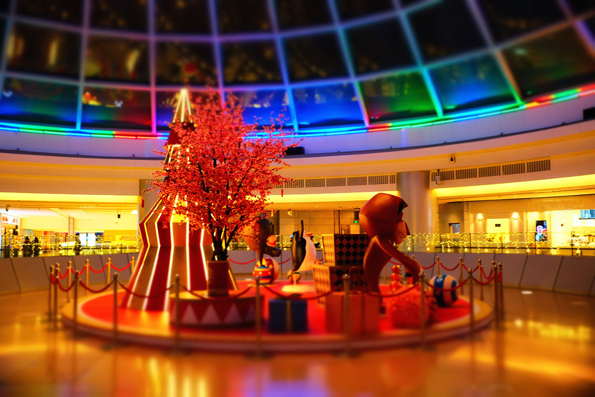 商场在做商业美陈设计时有什么攻略可以助力商场更好地吸引顾客注意力