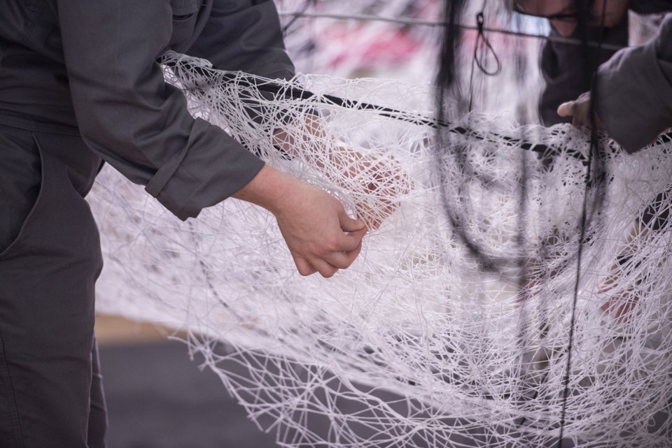 商场中庭美陈设计在盐田千春手上不但是艺术品，更是一个独特的空间体验