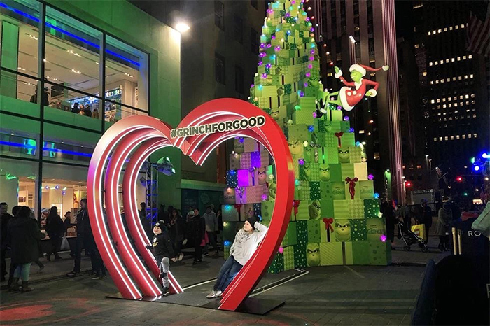 为了推广电影，竟然搞了一个不是圣诞树胜似圣诞树的美陈设计