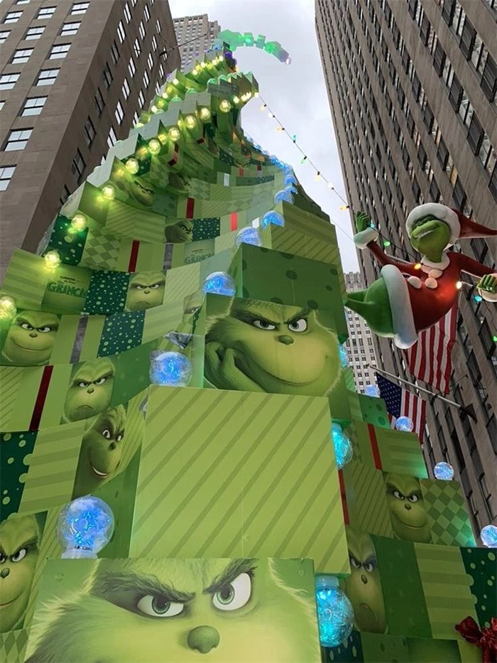 为了推广电影,竟然搞了一个不是圣诞树胜似圣诞树的美陈设计