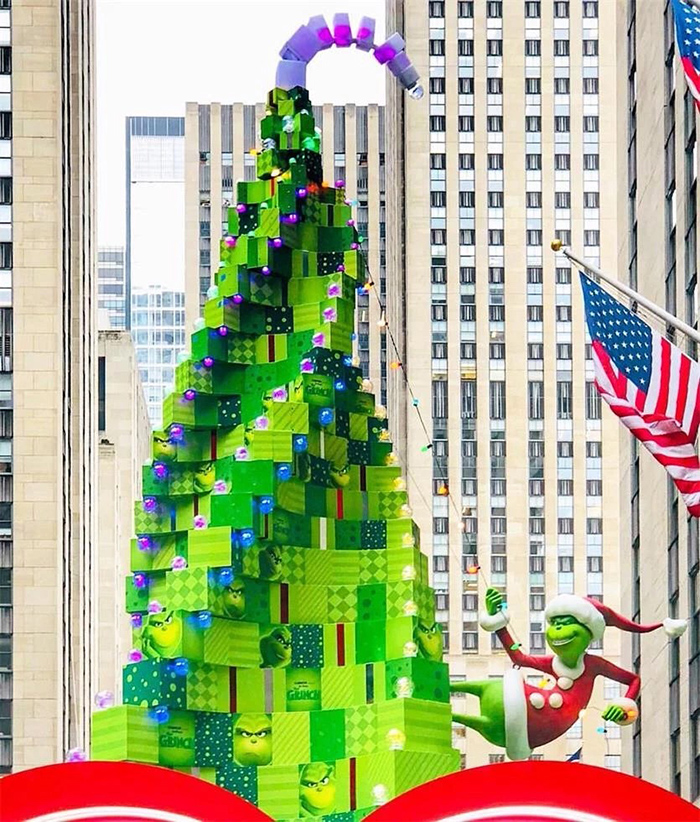 为了推广电影,竟然搞了一个不是圣诞树胜似圣诞树的美陈设计