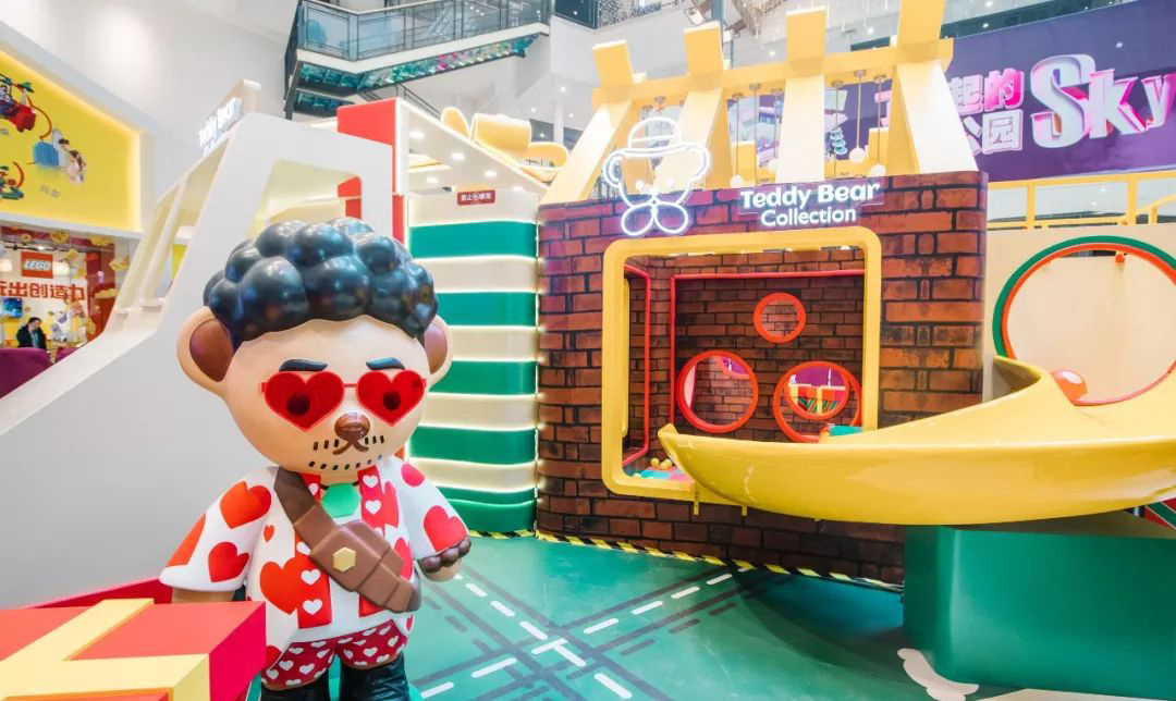 这只泰迪熊承包了长风大悦城圣诞节的商场美陈，可萌可萌了