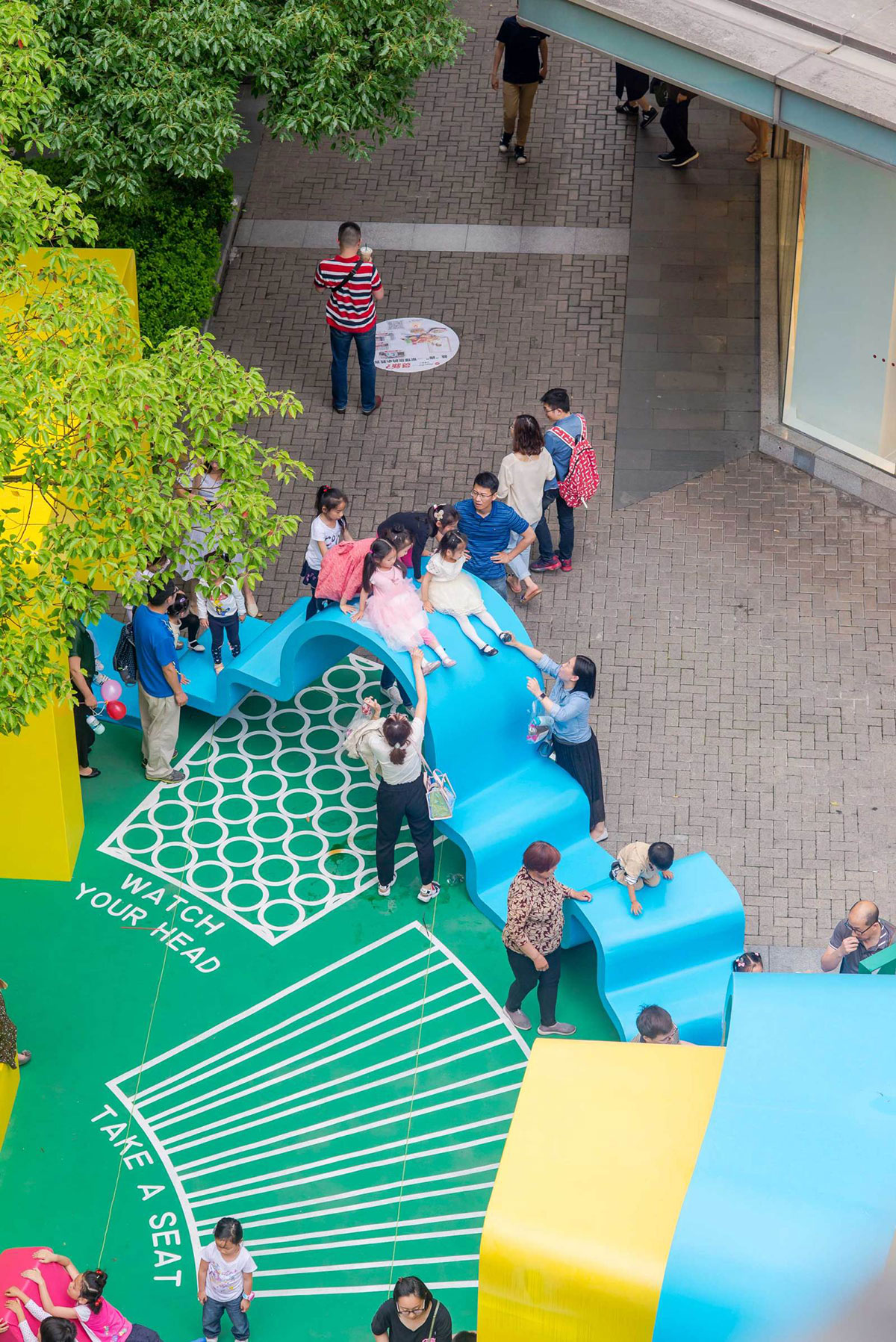 以互动为主导的美陈设计更能吸引游客驻留,同样也带动了周围的商圈