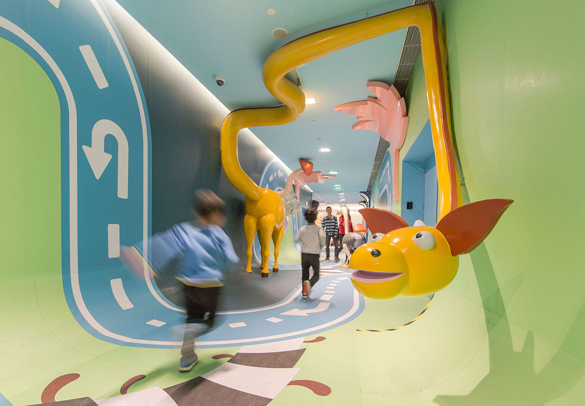 快跑！妈妈说这个商场美陈太逼真了，动物们好像都在追赶我们！