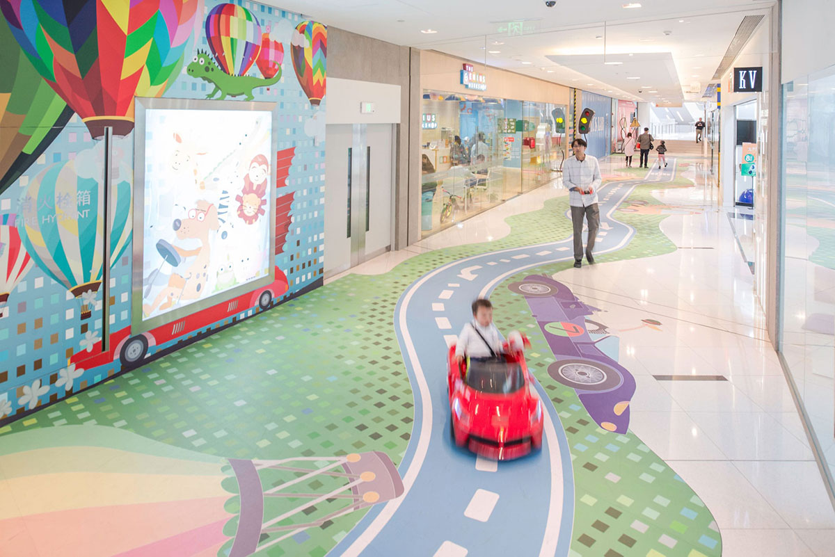 快跑！妈妈说这个商场美陈太逼真了，动物们好像都在追赶我们！