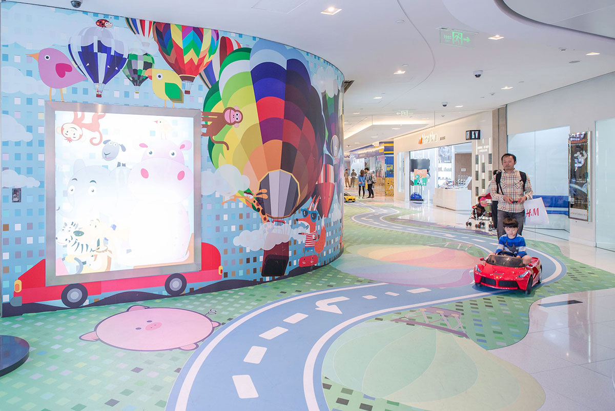 快跑！妈妈说这个商场美陈太逼真了，动物们好像都在追赶我们！