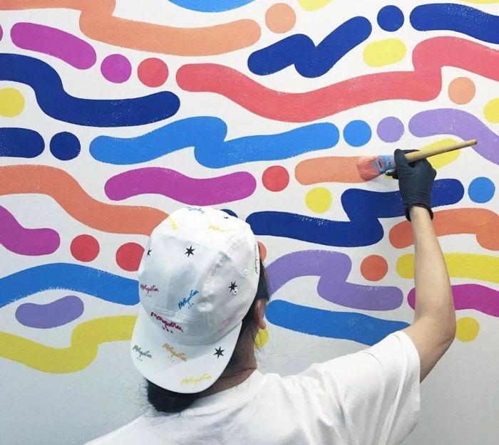 不好,有一群可爱的姜饼人围绕着圣诞节的美陈设计嬉戏玩耍,快去瞅瞅