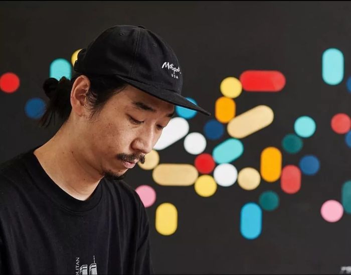 不好,有一群可爱的姜饼人围绕着圣诞节的美陈设计嬉戏玩耍,快去瞅瞅