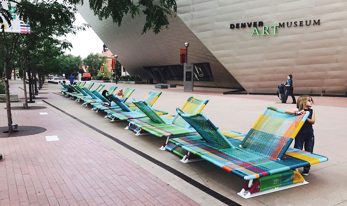 丹佛艺术博物馆对面的这个互动美陈设计，居然还能敲击出属于自己的个性化声音