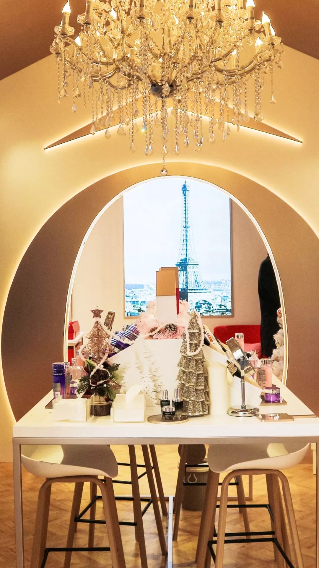 巴黎铁塔刷亮了魔都的圣诞美陈设计，粉嫩造型浪漫一圣诞 美陈网站 美陈前沿 