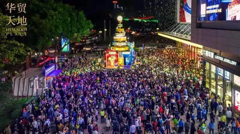 百架无人机助阵圣诞商场美陈亮灯仪式，星光熠熠