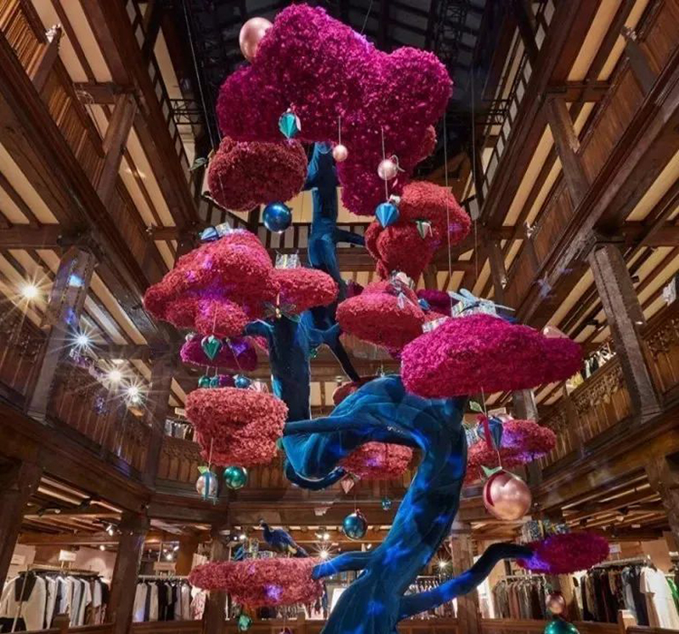 奇幻童话的美陈设计怎能少，Liberty London空中漂浮着一棵神奇的植物