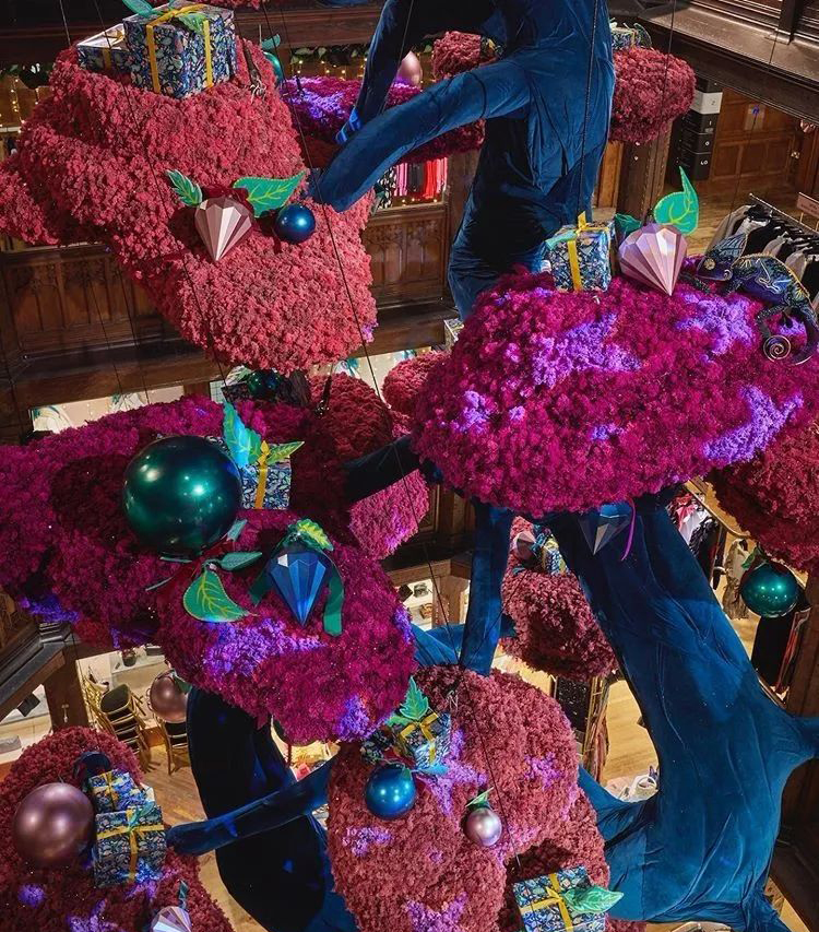 奇幻童话的美陈设计怎能少，Liberty London空中漂浮着一棵神奇的植物