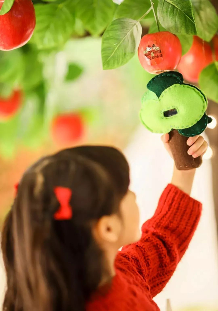 Hello Kitty携手Müllerchen萌爆登场，刷新圣诞美陈新体验 美陈网站 美陈前沿 