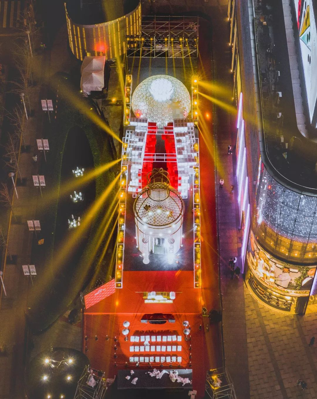 点亮新年,这个品牌的美陈设计装置也太亮眼了吧