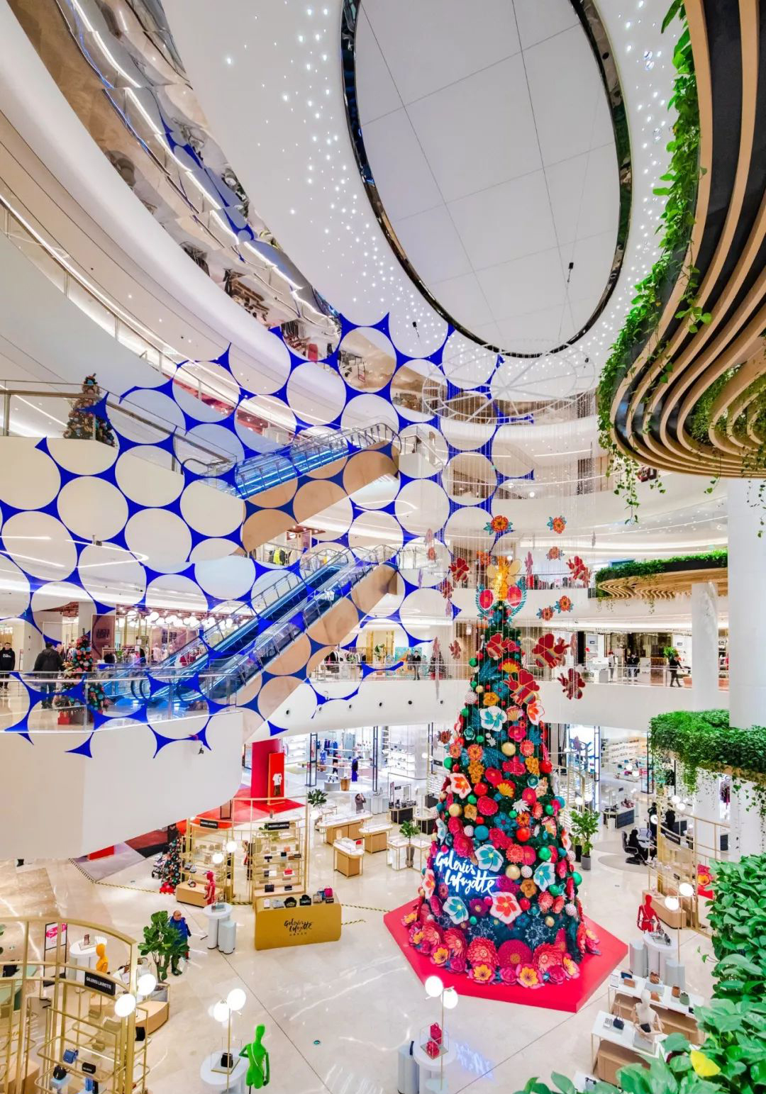 圣诞季,神奇蜜蜂王国打造了一场奇趣的圣诞美陈设计,仪式感满满