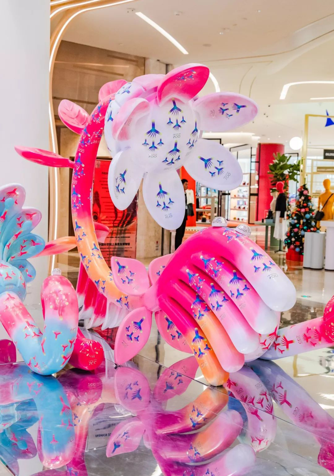 圣诞季,神奇蜜蜂王国打造了一场奇趣的圣诞美陈设计,仪式感满满