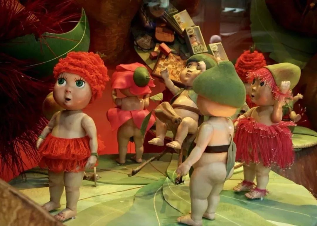 快看圣诞橱窗美陈设计里的那群可爱的桉树宝宝,他们也在为圣诞节做准备