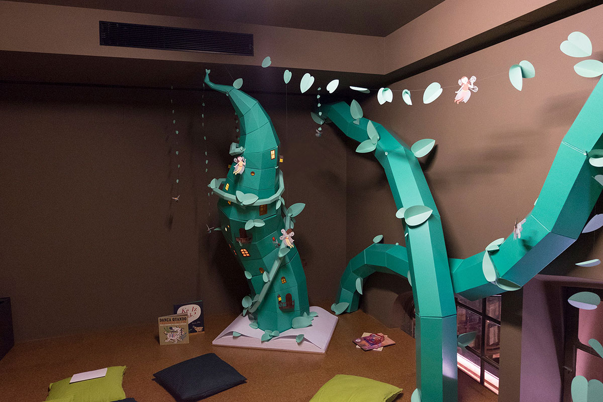 装饰在Livraria Lello儿童阅览室的巨型豆茎美陈设计
