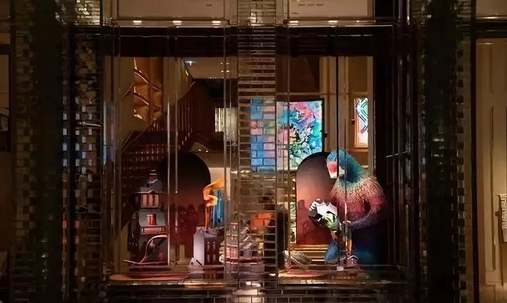 橱窗的活动策划也是一场小型舞台剧,精致而时尚