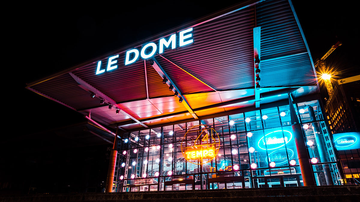 商场美陈设计打造优质的购物环境，增加商场知名度并增加了销售额