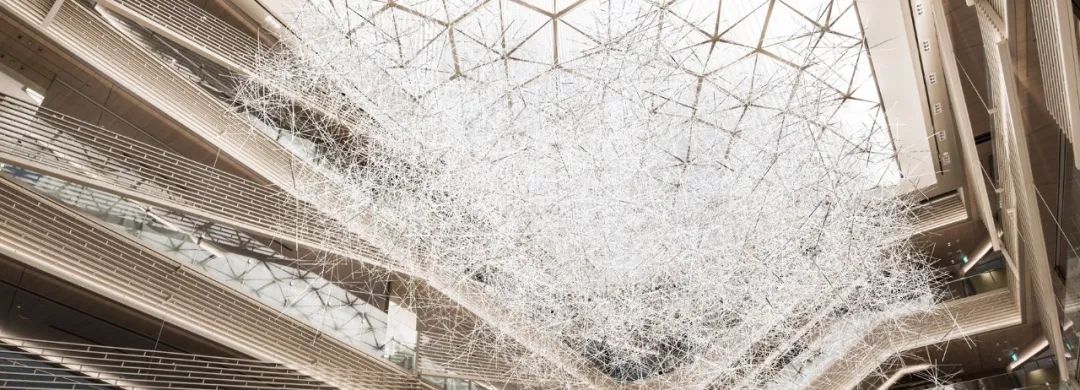 商场中庭是艺术家们将艺术气息带入美陈展览活动的最佳舞台