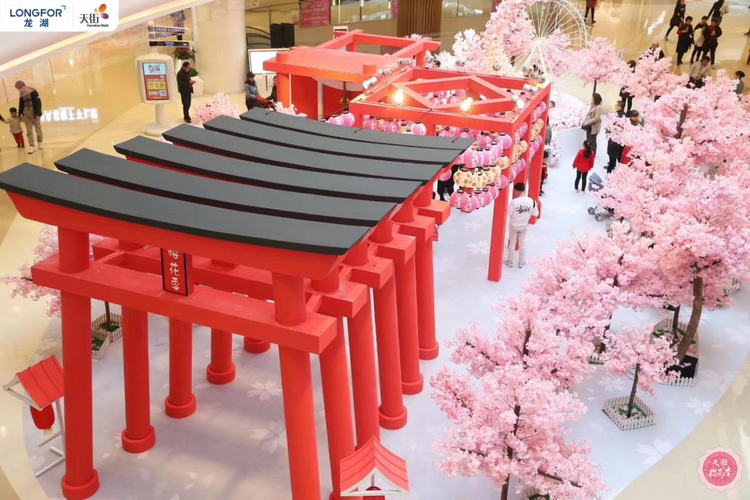 武汉樱花季已来走，无奈只能靠商场里的主题樱花展览活动装置解情仇