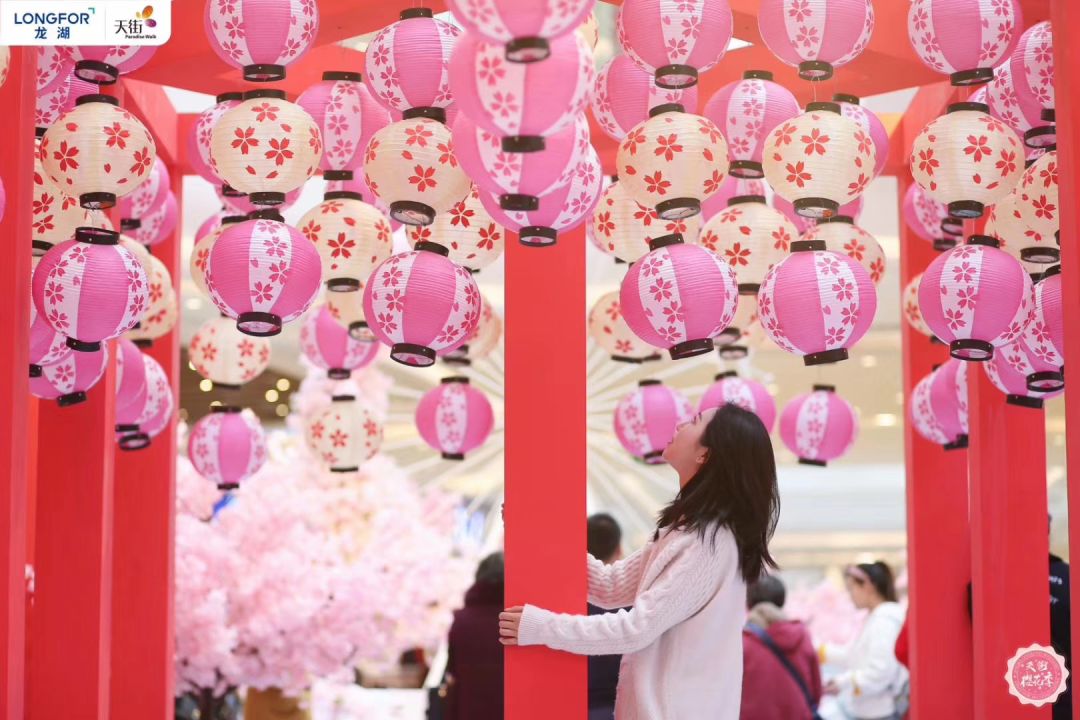 武汉樱花季已来走，无奈只能靠商场里的主题樱花展览活动装置解情仇