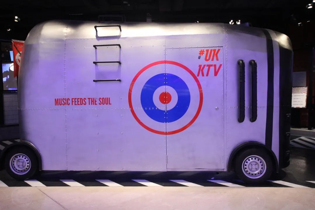 穿越异国街头的KTV展览装饰，随手一拍都像在伦敦街头自拍一般