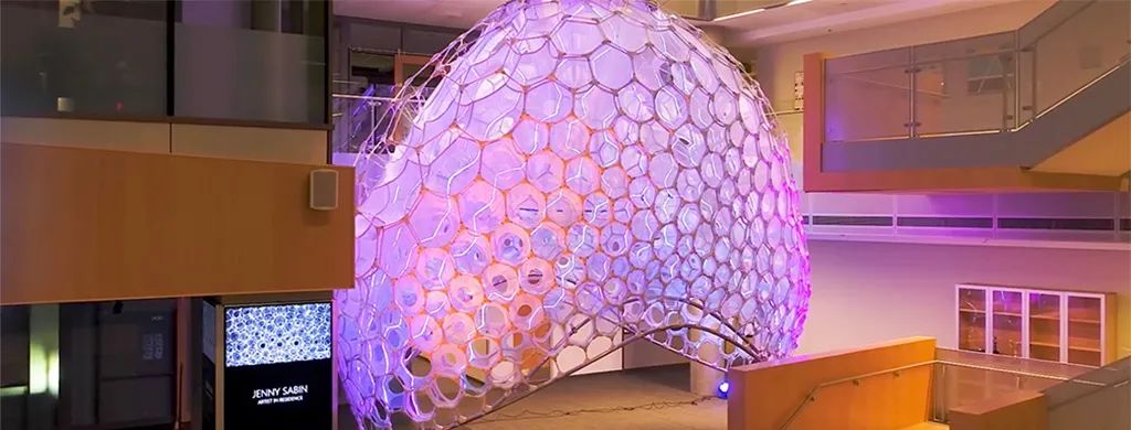 微软首例沉浸式展览装置可以将匿名数据转化为精致的光与彩之舞