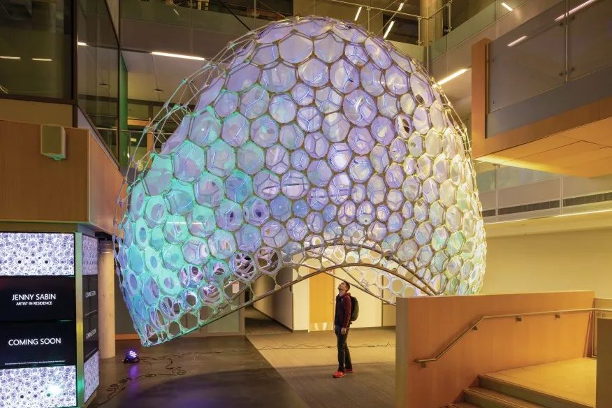 微软首例沉浸式展览装置可以将匿名数据转化为精致的光与彩之舞