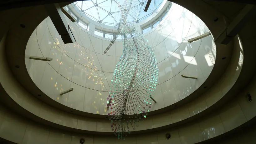 台北捷运站打造的这个艺术展览活动装置已开始翩翩起舞