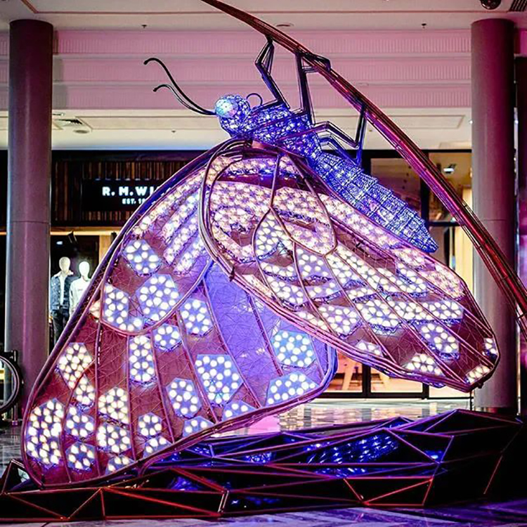 听说这个购物中心混进了几只闪闪发光的巨型昆虫，瞧瞧去！