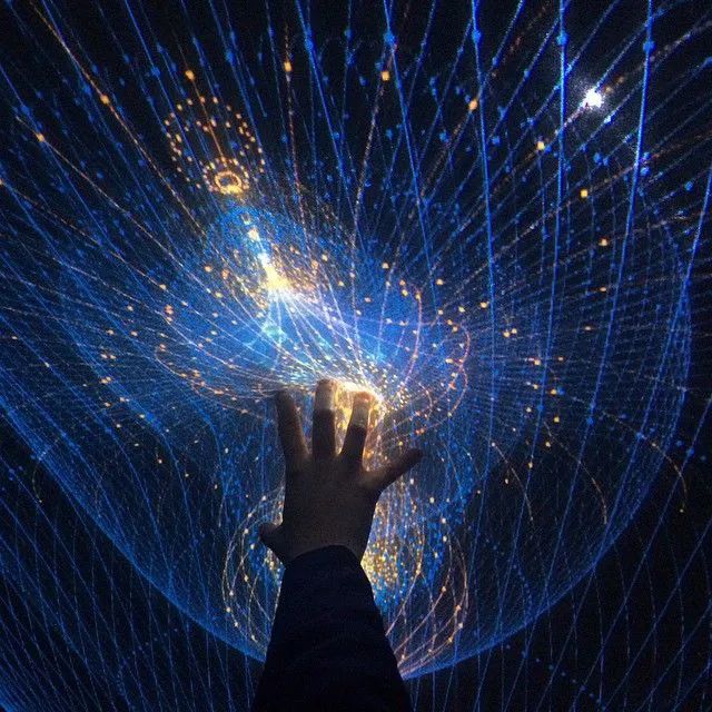 听说这个时空交互式展览活动策划的装置看起来像膜的洞穴