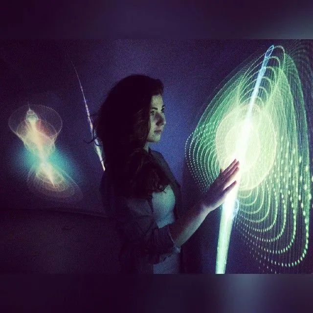 听说这个时空交互式展览活动策划的装置看起来像膜的洞穴