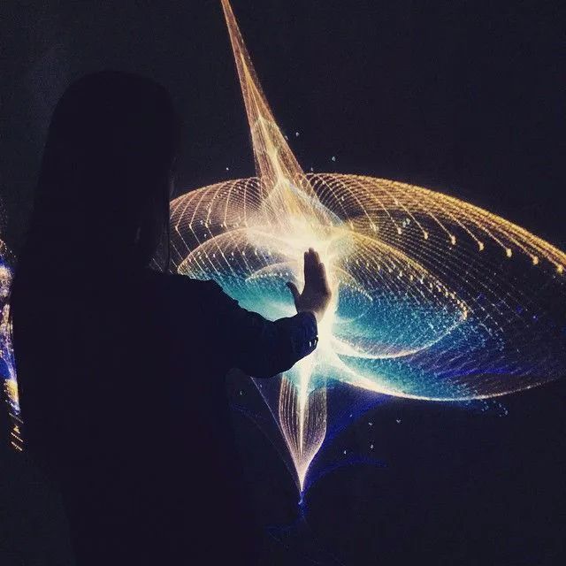 听说这个时空交互式展览活动策划的装置看起来像膜的洞穴