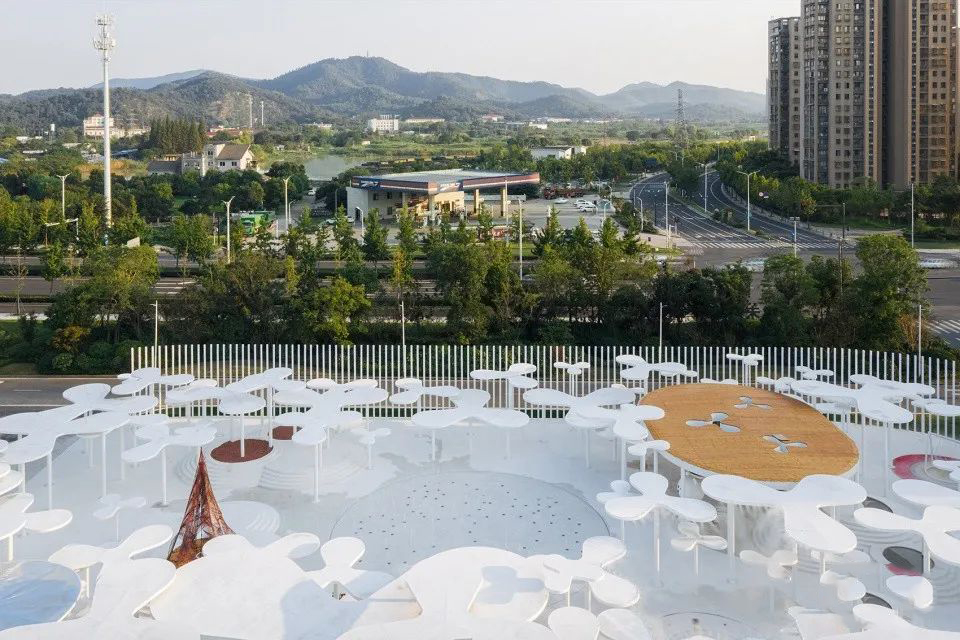 白色梦境里的展览活动策划带你领略一番白昼奇境,燃起希望