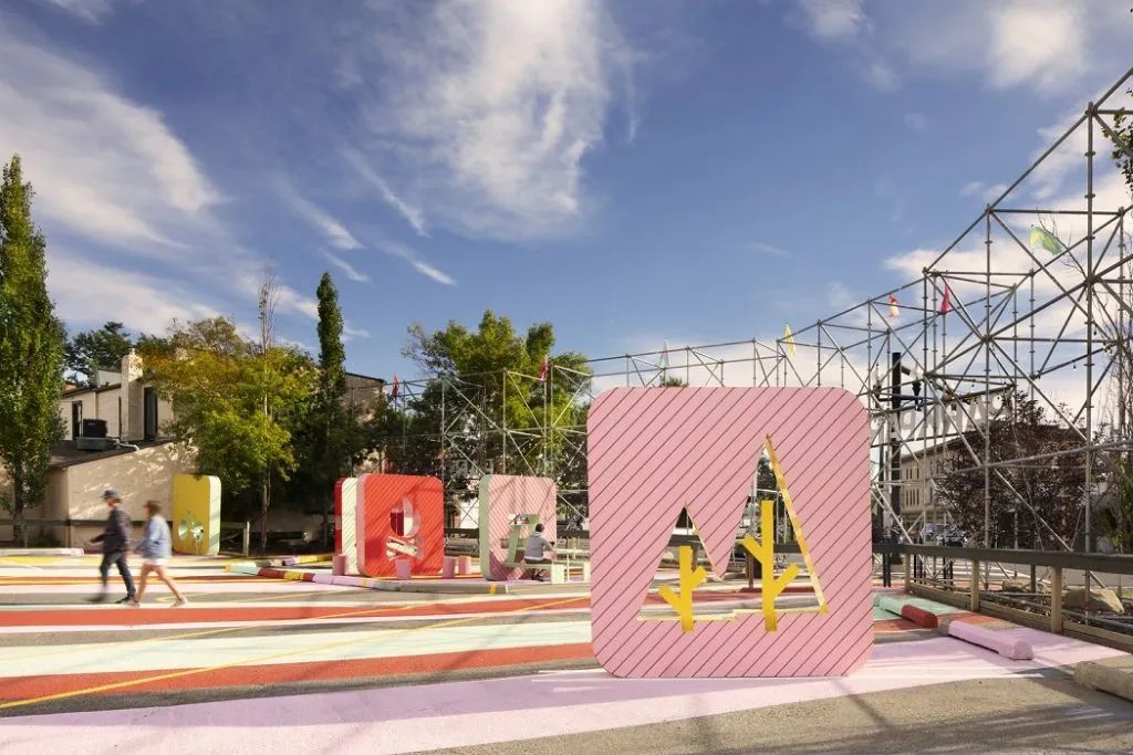 颠覆城市空间的公共展览活动策划装置多了几分欢乐韵味