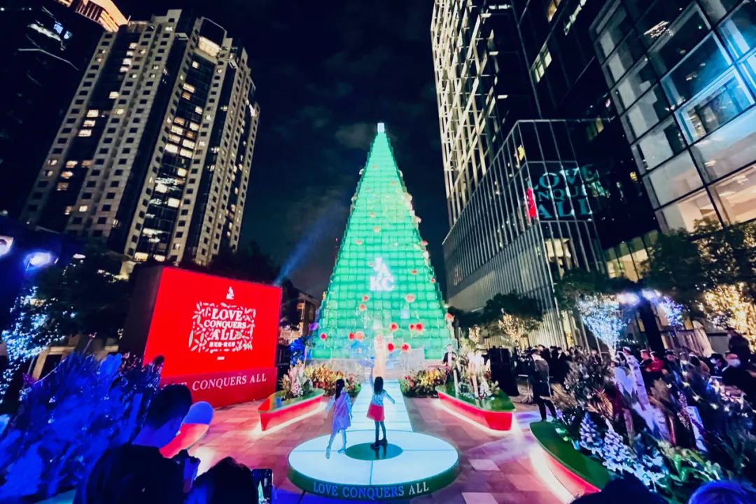 “ 嘉无边·爱无界”,嘉里中心圣诞亮灯活动策划着实幻彩