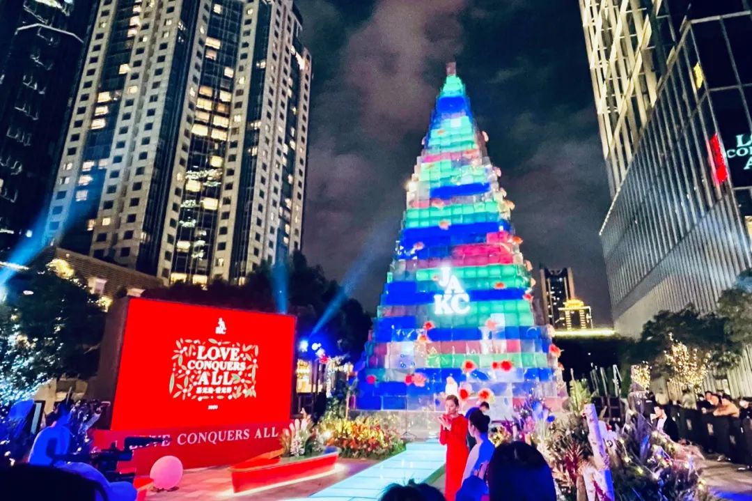 “ 嘉无边·爱无界”,嘉里中心圣诞亮灯活动策划着实幻彩