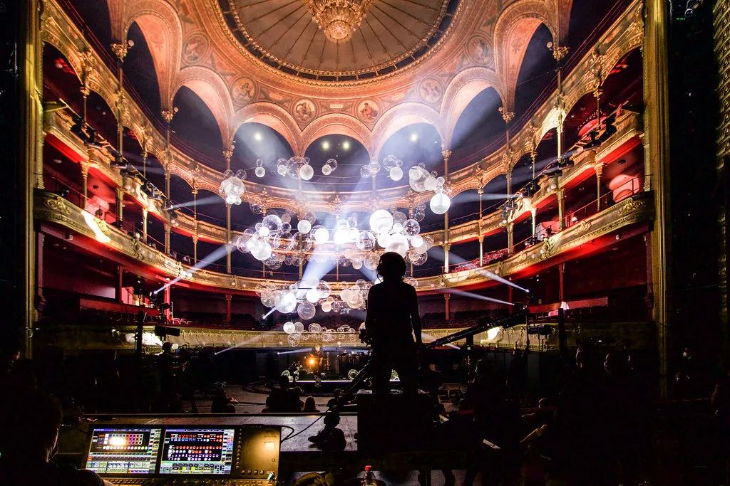 法国巴黎夏特莱大剧院的这个艺术活动装置策划美翻了！