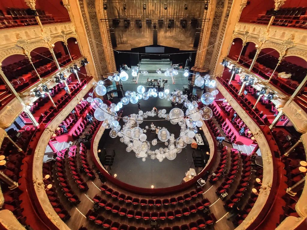 法国巴黎夏特莱大剧院的这个艺术活动装置策划美翻了！