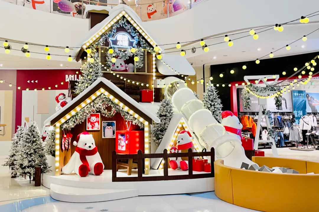 圣诞新年活动策划「冰雪奇遇季」启幕啦，暖萌小白熊喊你来打卡