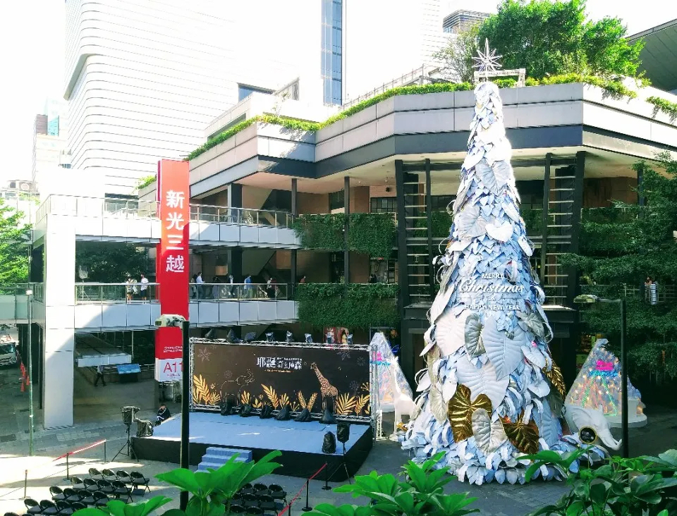 XMAS耶诞奇幻之森主题圣诞活动策划美陈设计，17米雪白圣诞树超美