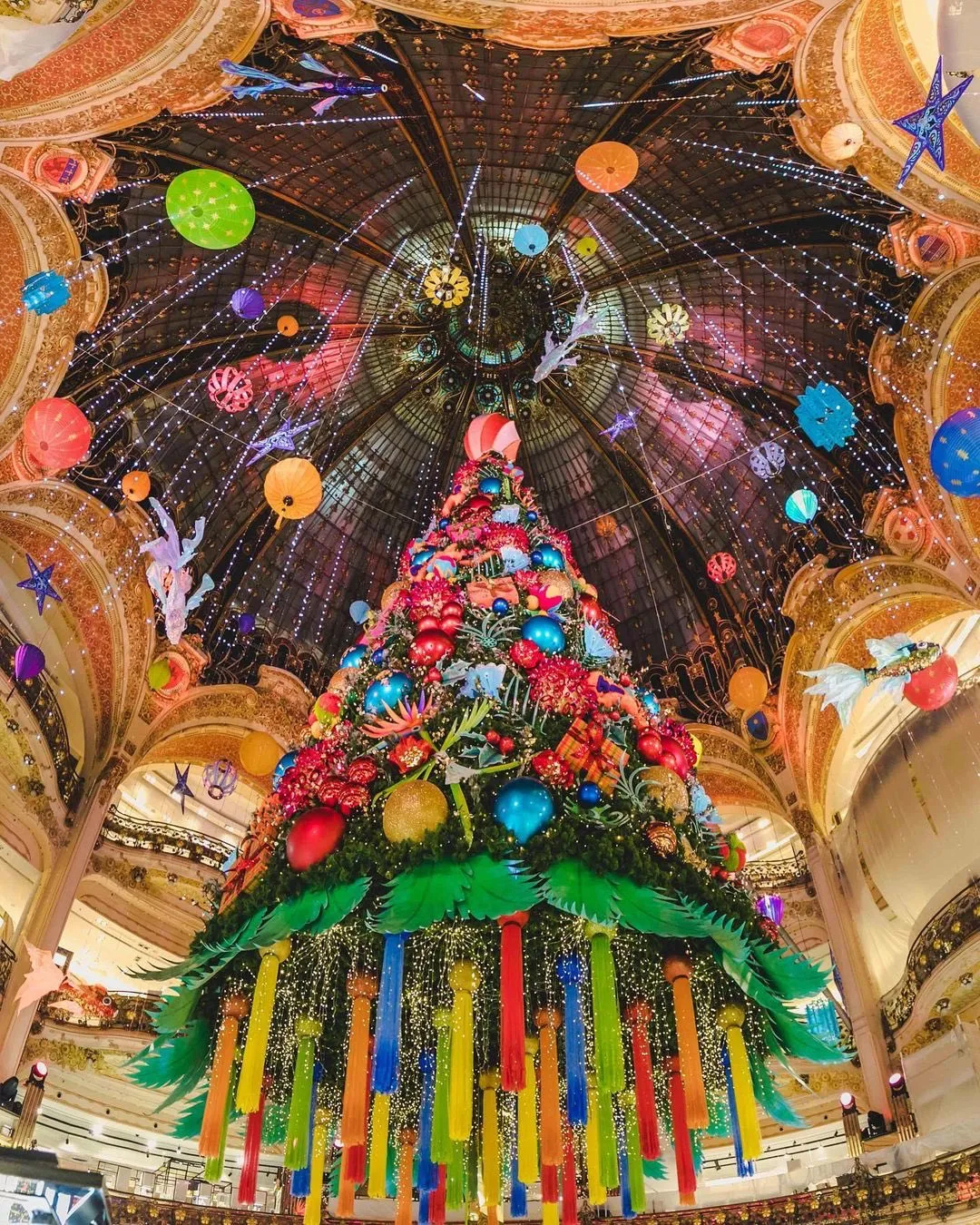 老佛爷「圣诞环游记」主题活动策划以一个历史性事件正式展开