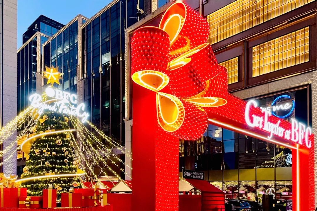 圣诞新年亮灯活动策划的16人同坐旋转木马和文创市集超暖心